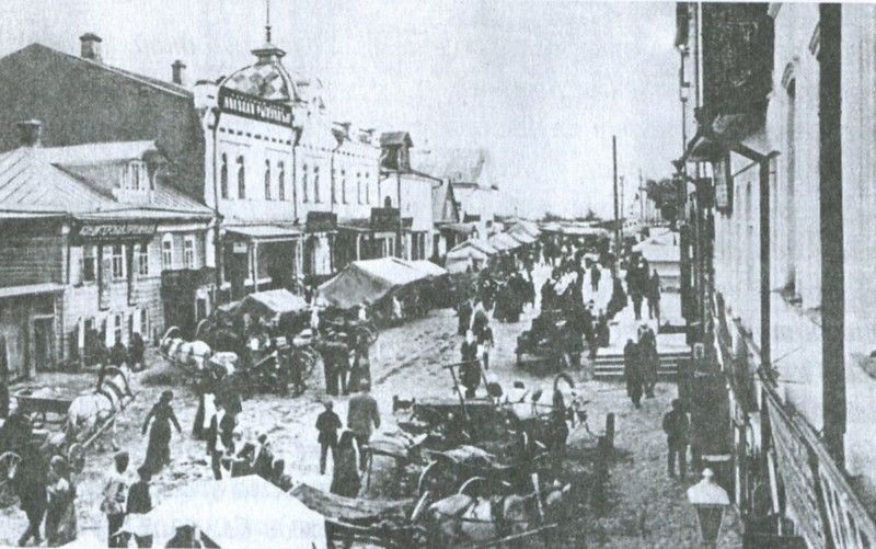 Улица Ильинская в базарные дни (ныне ул. Урицкого)